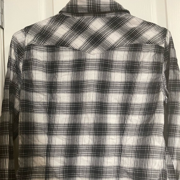 Levi’s Plaid Shirt 🤍🖤 - Picture 3 of 5